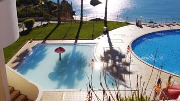 Una piscina al aire libre