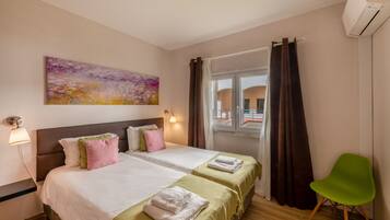 2 dormitorios, tabla de planchar con plancha, cuna de viaje