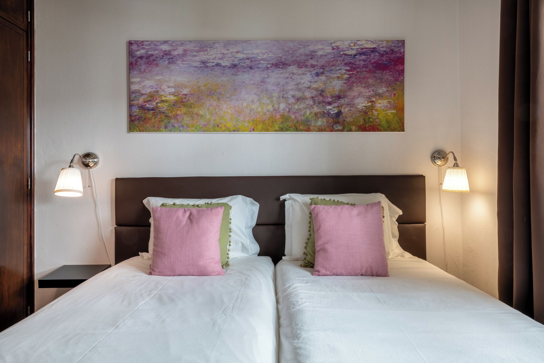 2 bedrooms, iron/ironing board, travel crib, WiFi (free)