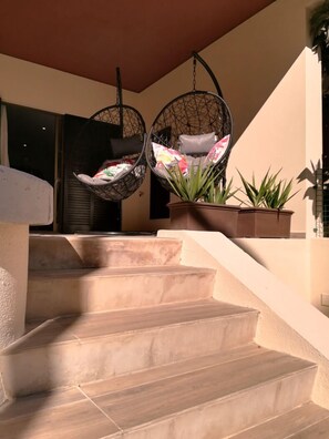 Douche, sèche-cheveux, serviettes fournies, savon