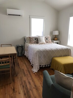 1 bedroom, free WiFi, bed sheets - Perfectly located in the Tech Terrace UNIT area. Completely renovated. (Lubbock)