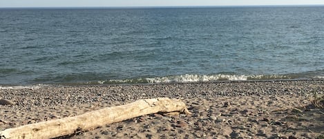 Vlak bij het strand, ligstoelen aan het strand, strandlakens