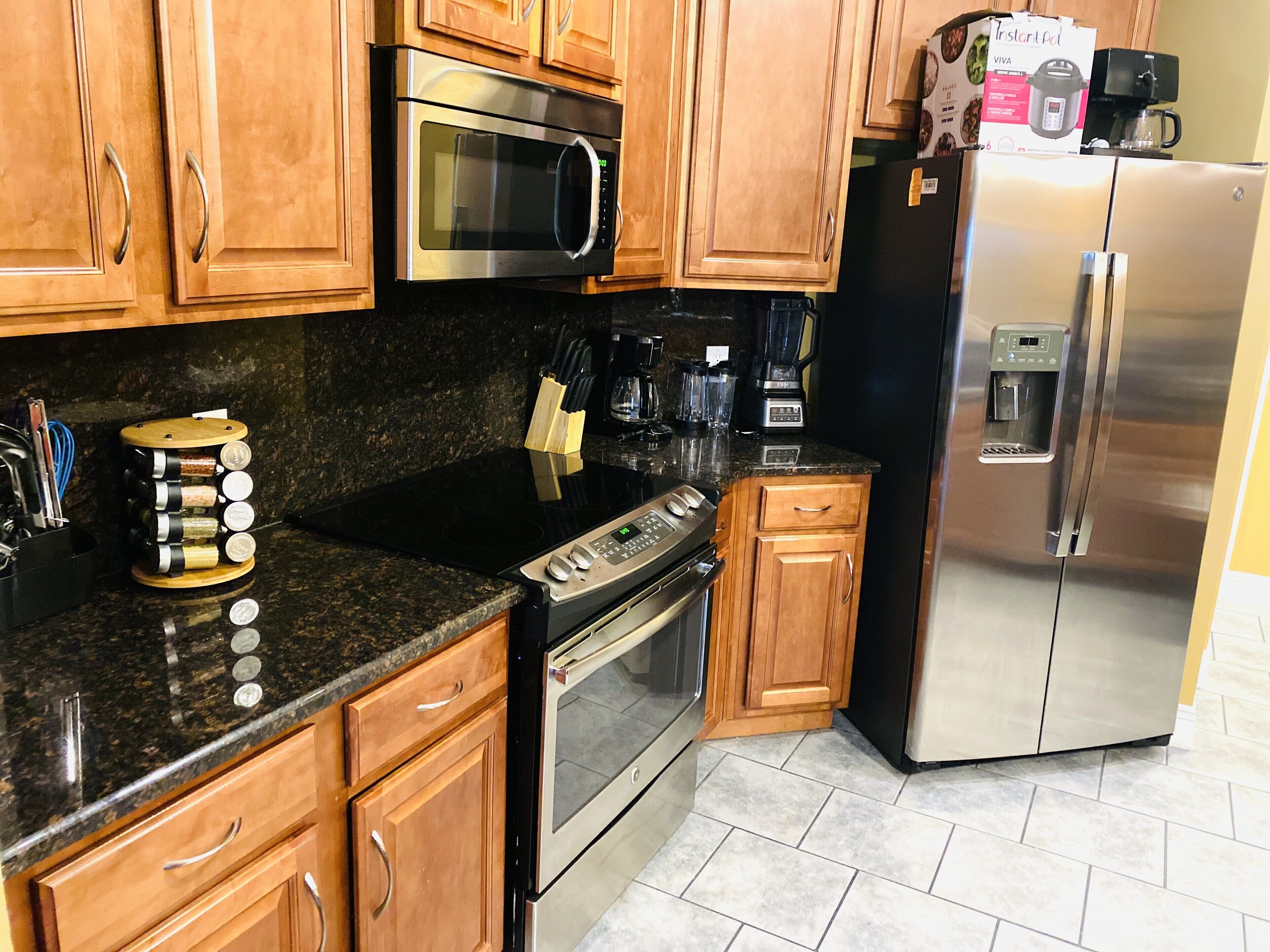 Frigorifero, microonde, forno, piano cottura