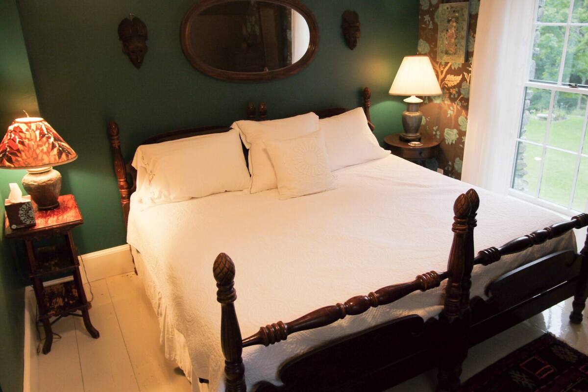 Classic Room, 1 King Bed, Non Smoking, Mountain View | 1 bedroom, premium bedding, free WiFi