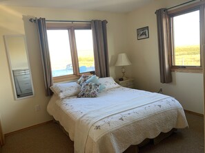 3 habitaciones, escritorio y tabla de planchar con plancha 