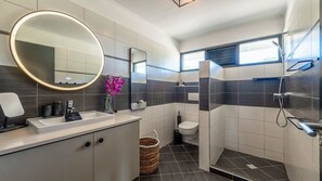Shower, hair dryer, towels
