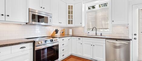 冷蔵庫、電子レンジ、オーブン、コンロ