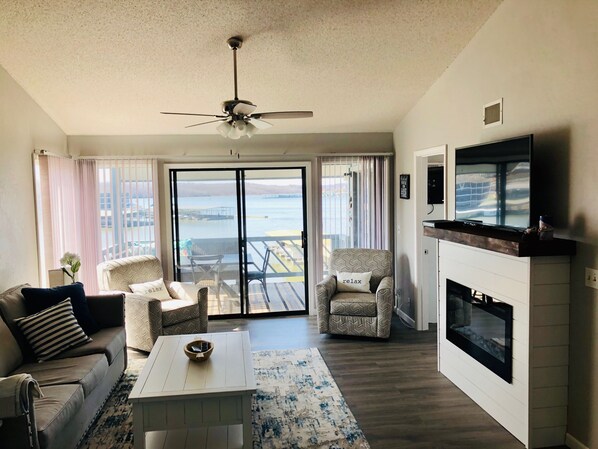 Televisión, chimenea y estéreo 