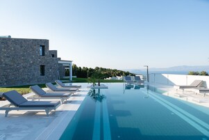 Piscina externa sazonal, guarda-sóis, espreguiçadeiras