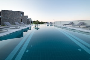 Una piscina al aire libre de temporada, sombrillas
