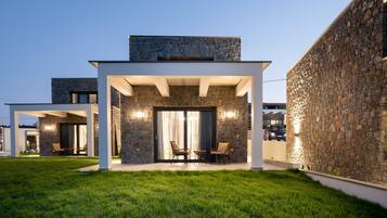 Luxury Suite, Pool Access, Sea View | Premium bedding, in-room safe, individually decorated