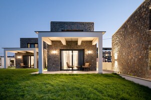 Suíte superluxo, acesso à piscina, vista para o mar | Roupas de cama premium, cofres nos quartos, individualmente decorados