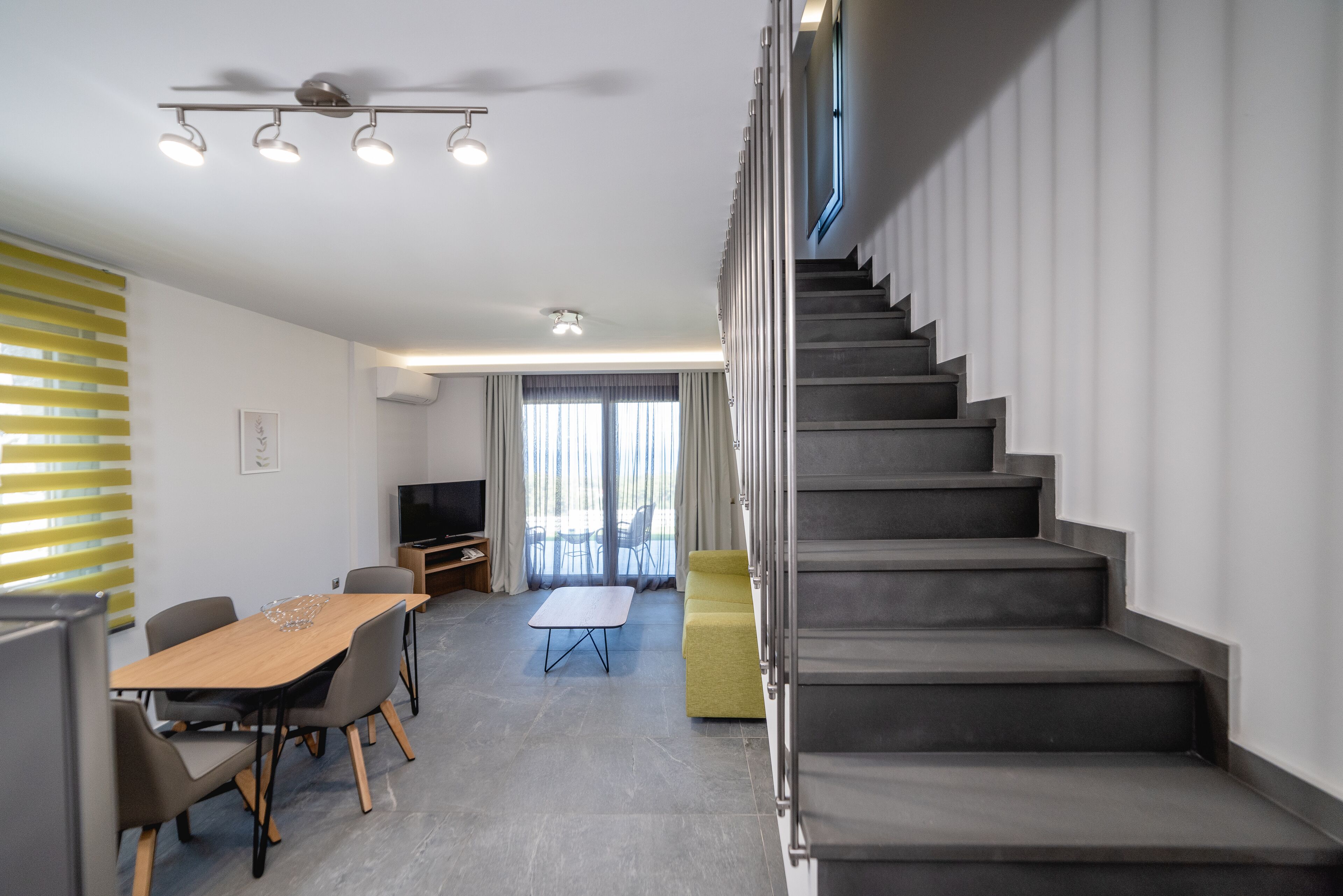 Lúxussvíta - aðgengi að sundlaug - sjávarsýn | Stofa | 43-tommu snjallsjónvarp með gervihnattarásum, sjónvarp.