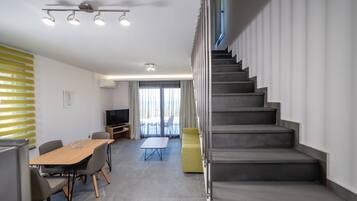 Luksussviitti, pääsy uima-altaalle, merinäköala | Oleskelualue | 43–tuumainen äly-TV, jossa satelliittikanavat