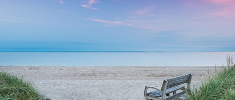 Plage, chaises longues, serviettes de plage