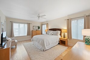 5 bedrooms, desk, travel cot, free WiFi