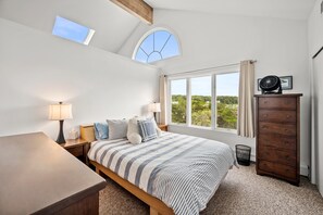 5 bedrooms, desk, travel crib, free WiFi