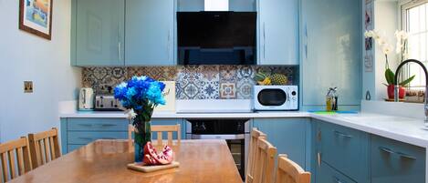 Microondas, horno, lavavajillas y cafetera y tetera