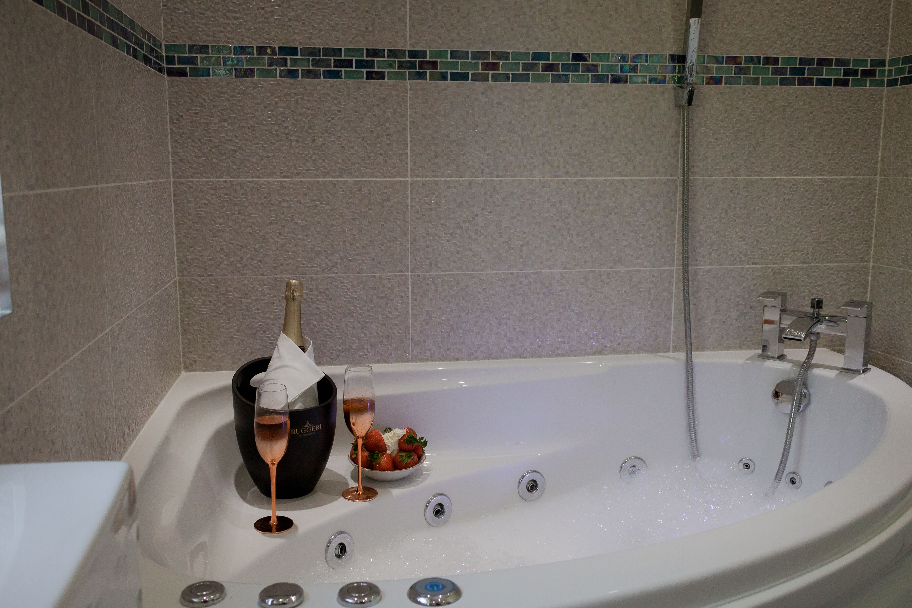 Combinazione doccia/vasca, vasca idromassaggio, asciugacapelli, bidet