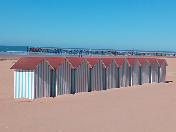 Ranta lähistöllä, aurinkotuoleja