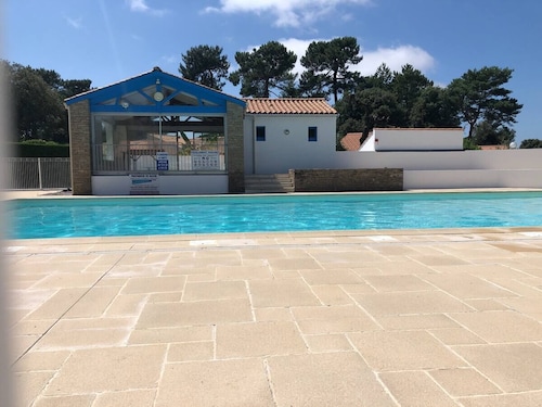 MAISON AVEC PISCINE CHAUFFEE PROCHE DES PLAGES ET DE LA FORÊT DOMANIALE