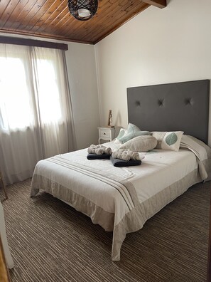 3 slaapkamers, een strijkplank/strijkijzer, wifi, beddengoed