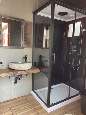 Shower, hair dryer, bidet, towels - DETACHED HOUSE IN THE CENTER OF VALE DAS FURNAS  (Furnas)