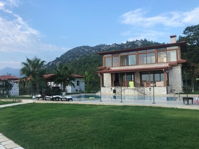 Hilltop private Villa with garden, pool & seaview