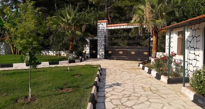 Private Gated Villa im Wald mit herrlichem Meerblick