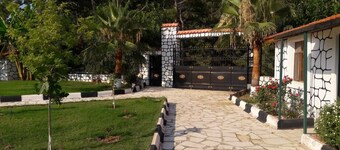 Hilltop private Villa with garden, pool & seaview