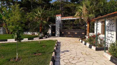 Hilltop private Villa with garden, pool & seaview