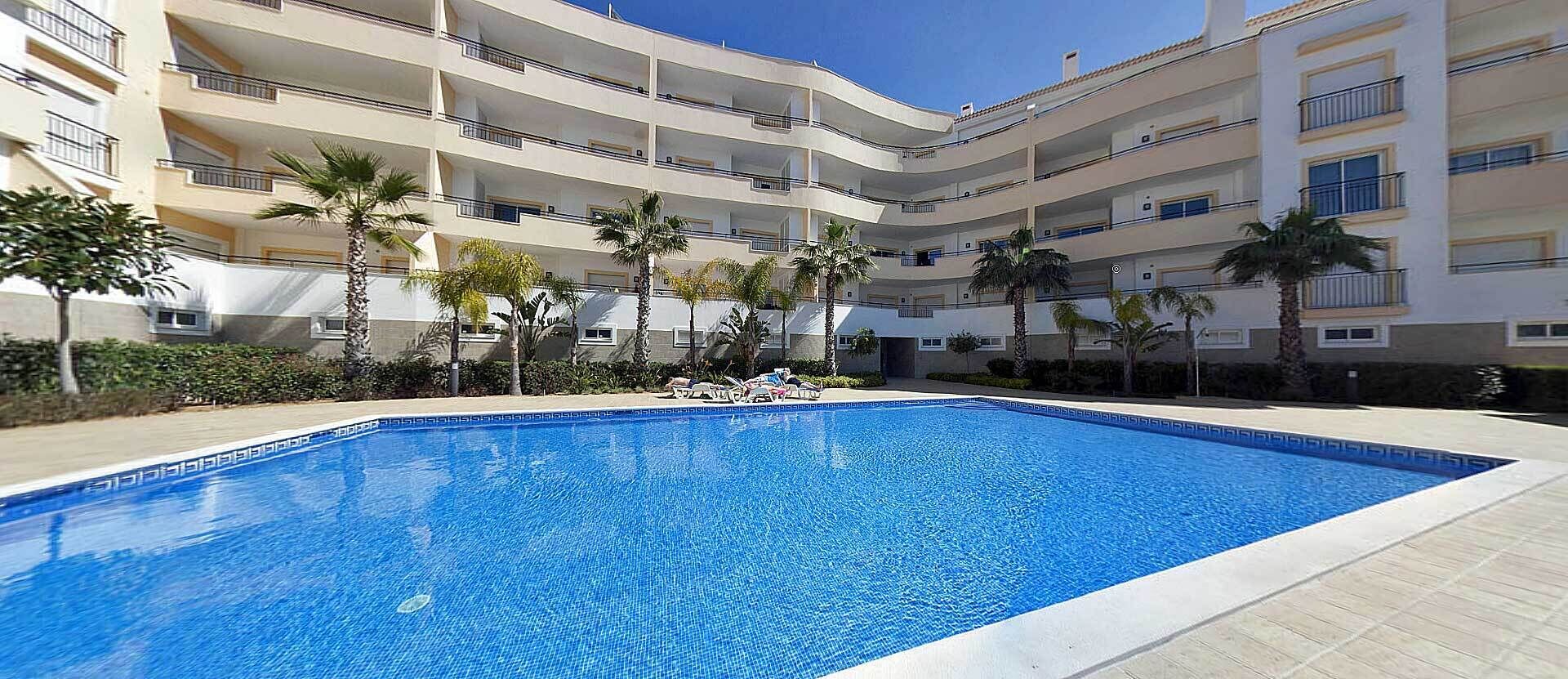 Una piscina al aire libre, una piscina climatizada