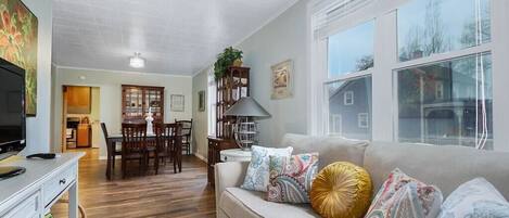 TV connectée, lecteur de DVD, livres