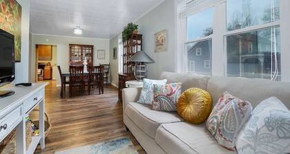 Dog friendly one bedroom home close to everything!