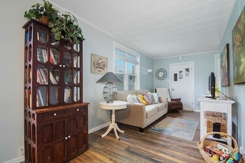 Pet friendly one bedroom home close to everything!