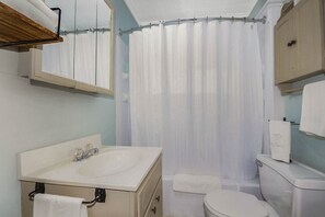 Combined shower/bathtub, hair dryer, towels