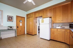 ثلاجة، ميكروويف، فرن، موقد طهي مسطح