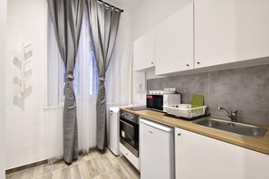 Apartment | Private kitchen | Fridge, microwave, oven, stovetop - Cosy flat in Rottenbiller Str, Blueberry (Budapest)