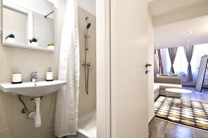 Apartment | Bathroom - Cosy flat in Rottenbiller Str, Blueberry (Budapest)
