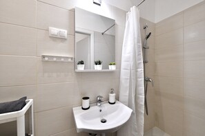 Apartment | Bathroom | Shower, towels - Cosy flat in Rottenbiller Str, Blueberry (Budapest)