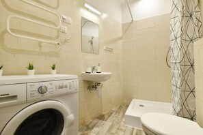Apartment | Bathroom | Shower, towels