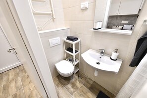 Apartment | Bathroom | Shower, towels