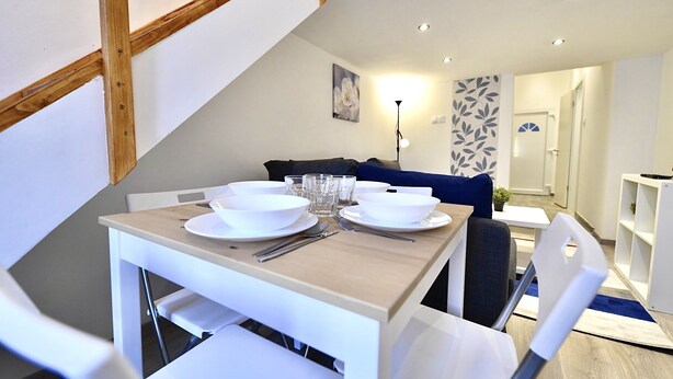 Apartment | In-room dining - Cosy two bedroom flat in Rottenbiller str, Sky (Budapest)