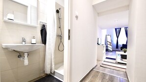 Apartment | Bathroom - Cosy two bedroom flat in Rottenbiller str, Sky (Budapest)