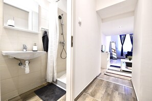 Apartment | Bathroom | Shower, towels - Cosy two bedroom flat in Rottenbiller str, Sky (Budapest)