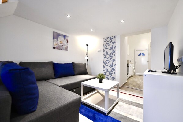Apartment | Living room | Flat-screen TV