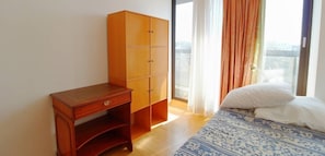 1 slaapkamer, een bureau, een strijkplank/strijkijzer