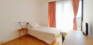 1 slaapkamer, een bureau, een strijkplank/strijkijzer