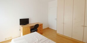 1 slaapkamer, een bureau, een strijkplank/strijkijzer