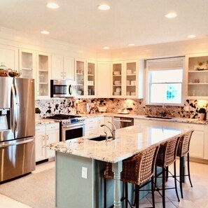 Frigorifero, microonde, forno, piano cottura